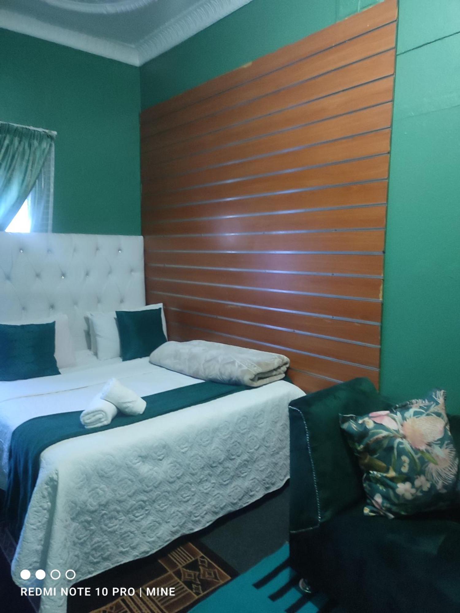 The Croc Guest House Springs  Buitenkant foto
